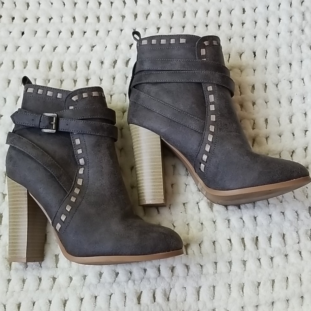 VENUS Gray Ankle Boots with Tan Heel
